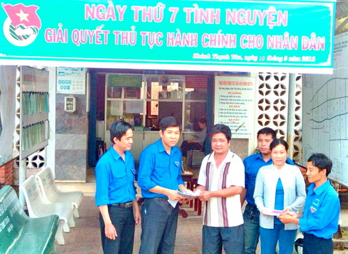 Đoàn xã Khánh Thạnh Tân, huyện Mỏ Cày Bắc tổ chức "Ngày Thứ 7 tình nguyện"  giải quyết thủ tục hành chính cho nhân dân