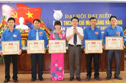 Đồng chí Lê Trí Vũ _ Phó bí thư Thành đoàn trao tặng bằng khen cho các tập thể xuất sắc trong công tác Đoàn và phong trào thanh niên nhiệm kỳ 2007-2012