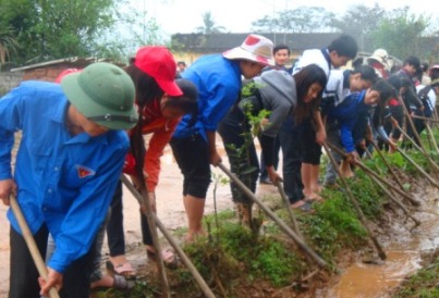 ĐVTN huyện Lộc Hà tham gia nạo vét kênh mương 