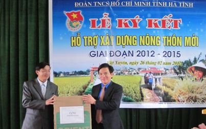 Tỉnh Đoàn tặng 2 bộ máy vi tính cho xã Việt Xuyên - đơn vị Tỉnh Đoàn đỡ đầu xây dựng nông thôn mới