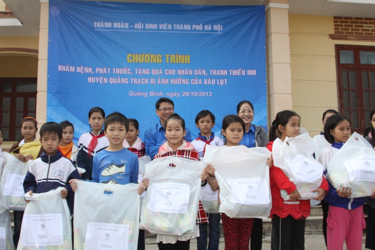 Bí thư Thành đoàn Hà Nội Nguyễn Thị Ngà  tặng quà cho các em