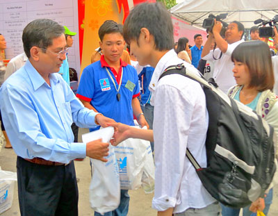 Đồng chí Nguyễn Văn Rảnh, Trưởng ban Dân vận Thành ủy TPHCM, tặng quà sinh viên.