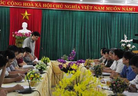  Đồng chí Nguyễn Đắc Vinh phát biểu tại buổi làm việc với lãnh đạo huyện Sơn Dương