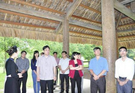  Đồng chí Nguyễn Đắc Vinh cùng đoàn công tác đến thăm đình Tân Trào