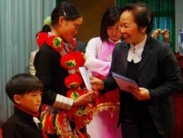 Phó Chủ tịch nước Nguyễn Thị Doan trao học bổng cho trẻ em hiếu học. Nguồn ảnh TTXVN
