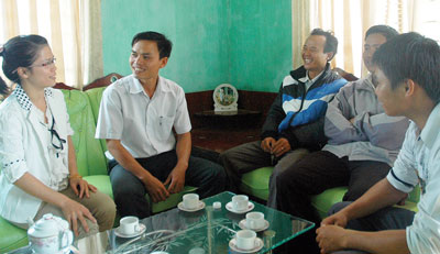  Phó Chủ tịch UBND xã Văn Xuôi Nông Thị Hạnh (bìa trái) năng nổ với trọng trách được giao.