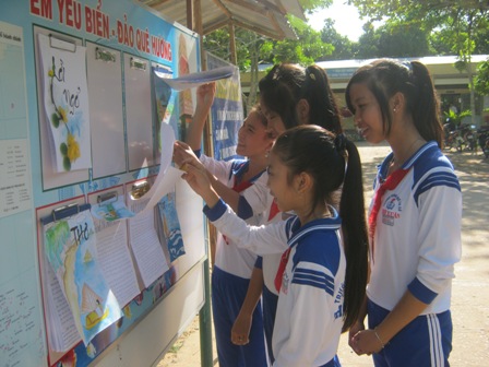 Học sinh Trường THCS Thới Xuân, huyện Cờ Đỏ, TP Cần Thơ xem Bản tin "Em yêu biển đảo quê hương".
