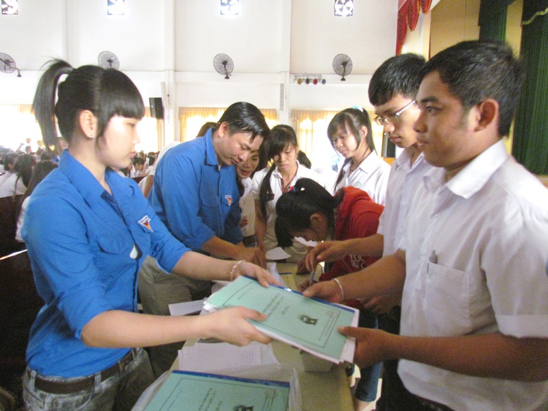 ĐVTN, sinh viên Trường Cao đẳng Kinh tế - Kỹ thuật Cần Thơ nhận phiếu lấy ý kiến Dự thảo sửa đổi Hiến pháp năm 1992.