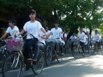 Các em học sinh tham gia hưởng ứng hoạt động "Ngày không khói xe." (Nguồn: chinhphu.vn)