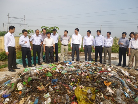 Đoàn làm việc thăm quan mô hình xử lý rác thải vi sinh