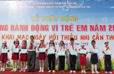 Đ/c Nguyễn Hữu Lợi, Phó Bí thư Thường trực Thành uỷ - Chủ tịch HĐND TP.Cần Thơ trao học bổng cho các em học sinh học giỏi.