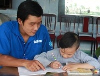 Nhóm chiến sĩ CLB Công nghệ và ý tưởng đi khảo sát cho “bản đồ tình nguyện”, kết hợp dạy học ở chùa Diên Thọ (Q.12, TP.HCM