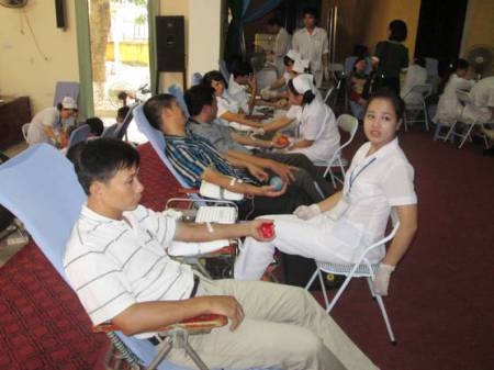 Đoàn viên, thanh niên, cán bộ và người lao động Phú Bình tham gia hiến máu tình nguyện