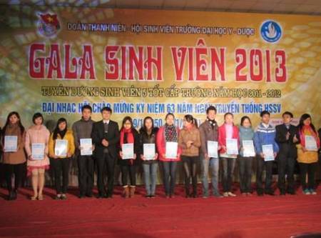 Đồng chí Nguyễn Quang Đông - Chủ tịch Hội Sinh viên Trường Đại học Y - Dược trao Giấy Chứng nhận Sinh viên 5 tốt cho các sinh viên.