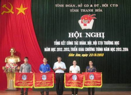 Đ/c Nguyễn Ngọc Tiến - UVBCH TƯ Đoàn, Bí thư Tỉnh Đoàn tặng cờ đơn vị  3 năm dẫn đầu cho các đơn vị