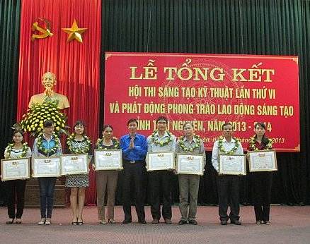 Đ/c Dương Văn Tiến - Bí thư Tỉnh Đoàn trao bằng khen cho các tác giả có đề tài đạt giải tại Hội thi sáng tạo kỹ thuật tỉnh Thái Nguyên lần thứ VI, năm 2011 - 2012