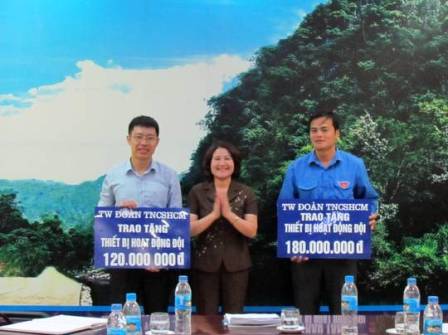 Đồng chí Nguyễn Thị Hà trao quà cho 2 Nhà thiếu nhi của tỉnh