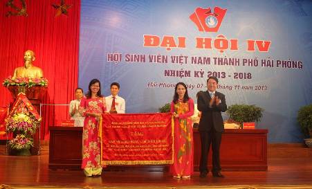 ồng chí Lê Khắc Nam – Phó Chủ tịch UBND thành phố trao tặng bức trướng cho Hội Sinh viên thành phố