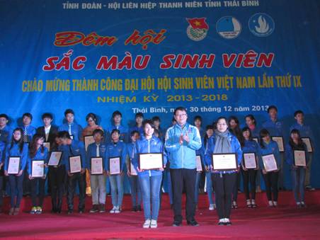 Trao Giấy chứng nhận cho 41 đoàn viên, thanh niên, học sinh, sinh viên đạt danh hiệu “Sinh viên 5 tốt”, “Học sinh 3 rèn luyện”