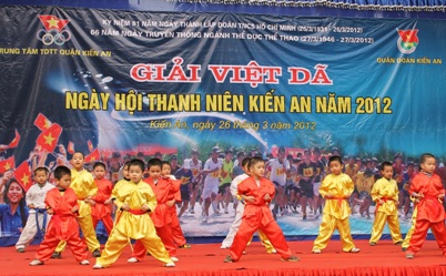 Các võ sinh nhỏ tuổi biểu diễn võ thuật đến từ Trường Mầm non thực hành