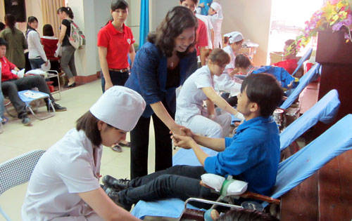 Đồng chí Ma Thị Nguyệt – Phó Chủ tịch UBND tỉnh động viên các tình nguyện viên tham gia hiến máu