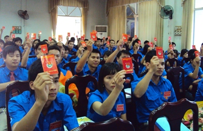 Đại biểu biểu quyết thông qua Nghị quyết Đại hội đại biểu Đoàn TNCS huyện Chiêm Hóa khóa XIX, nhiệm kỳ 2012 - 2017