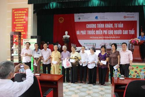 Đồng chí Nguyễn Văn Quế, Phó Chủ tịch Ủy ban Nhân dân tỉnh Hải Dương tặng quà cho người cao tuổi có hoàn cảnh khó khăn