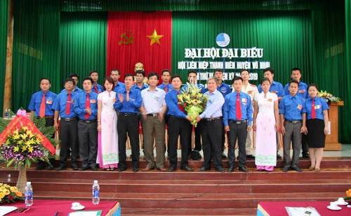  Các đại biểu chụp ảnh lưu niệm cùng Ủy ban Hội LHTN Việt Nam huyện Võ Nhai – Thái Nguyên khóa mới, nhiệm kỳ 2014 - 2019