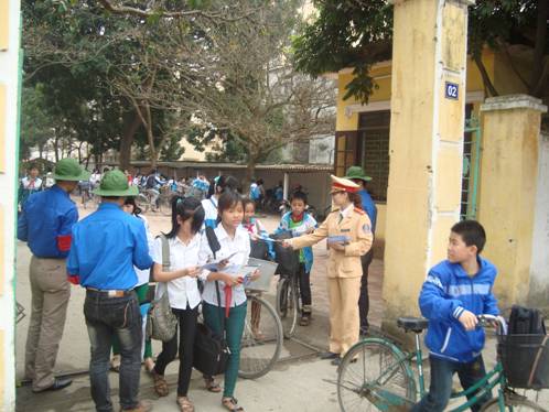 Thanh niên thành phố Ninh Bình phát tờ rơi tuyên truyền về an toàn giao thông