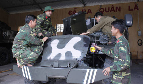 Trung úy Trần Khánh Toàn (thứ hai từ trái sang) cùng kíp thợ kiểm tra xe thiết giáp trước khi thực hiện nhiệm vụ.