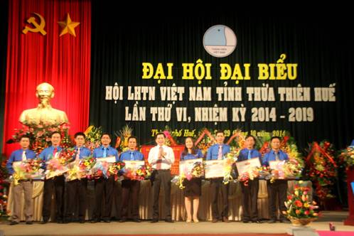 Đồng chí Nguyễn Long Hải – Bí thư Trung ương Đoàn tặng Bằng khen cho các tập thể, cá nhân đã có thành tích xuất sắc trong công tác Hội và phong trào thanh niên.