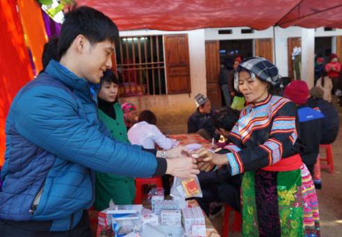 Khám bệnh, cấp phát thuốc miễn phí cho người dân xã Định Biên.