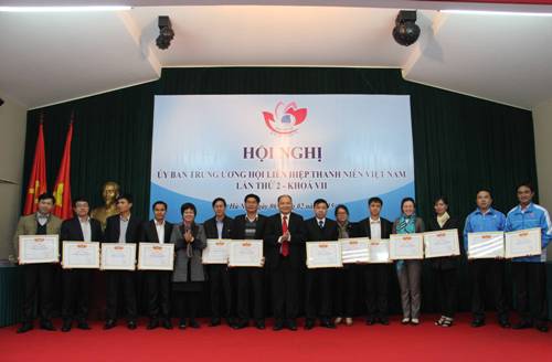 Tặng Bằng khen cho các đơn vị xuất sắc trong công tác Hội và phong trào thanh niên năm 2014.