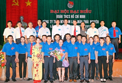 Lãnh đạo Tỉnh Đoàn, Công ty Kim loại màu chụp ảnh lưu niệm với BCH Đoàn công ty Kim Loại màu khóa IX nhiệm kỳ 2012 – 2017  