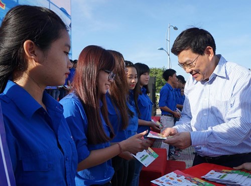 Ông Nguyễn Duy Bắc, Phó Chủ tịch UBND tỉnh Khánh Hòa trao cẩm nang an toàn giao thông cho các đội viên thanh niên tham gia xây dựng văn minh đô thị.