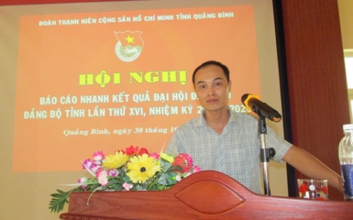 Đ/c Trần Sơn Tùng - Phó Bí thư Tỉnh Đoàn, Chủ tịch Hội LHTN Việt Nam tỉnh báo cáo nhanh kết quả Đại hội