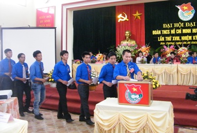 Đại biểu dự Đại hội đại biểu Đoàn TNCS Hồ Chí Minh huyện Sơn Dương bỏ phiểu bầu BCH Huyện đoàn Sơn Dương khóa XVIII, nhiệm kỳ 2012 - 2017