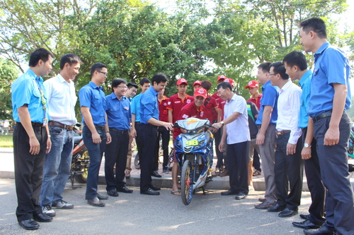 Các đại biểu trao đổi với hội viên CLB Exciter Bắc Giang