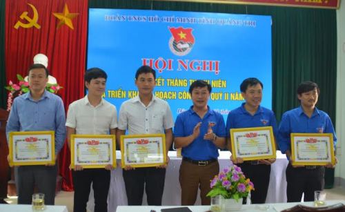  Đ/c Nguyễn Khánh Vũ - Phó Bí thư TT Tỉnh đoàn tặng bằng khen cho các đơn vị có thành tích xuất sắc trong triển khai, thực hiện Tháng Thanh niên năm 2017
