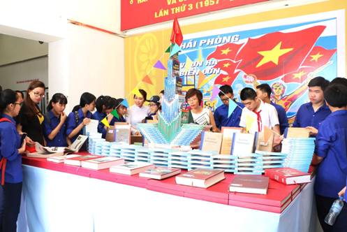  Đoàn viên thanh thiếu niên Hải Phòng tham dự Triển lãm ảnh, sách, tư liệu mỹ thuật kỷ niệm 62 năm Ngày Giải phóng Hải Phòng