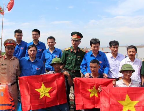Đoàn thanh niên Công an tỉnh và ĐTN BCH Quân sự tỉnh tặng 80 áo phao, 20 phao cứu sinh và 500 cờ tổ quốc cho ngư dân xã Sơn Hải.