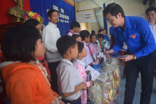 Bí thư Trung ương Đoàn Bùi Quang Huy trao quà cho các em học sinh ở xã An Thọ, H. Tuy An