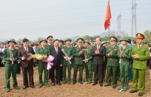 Các đồng chí lãnh đạo Quân khu 3, lãnh đạo tỉnh và huyện Tân Lạc chúc mừng các thanh niên trúng tuyển nghĩa vụ quân sự năm 2018