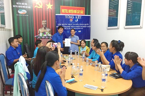 Chị Đỗ Tố Uyên (bên phải), Chủ tịch Hội LHTN Việt Nam xã Thanh Tân, huyện Mỏ Cày Bắc nhận khen thưởng