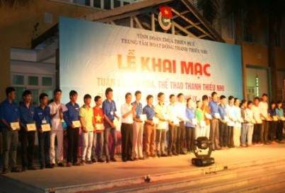 Ban Tổ chức trao giấy chứng nhận thanh niên tình nguyện tiêu biểu năm 2012 cho 27 đoàn viên, thanh niên