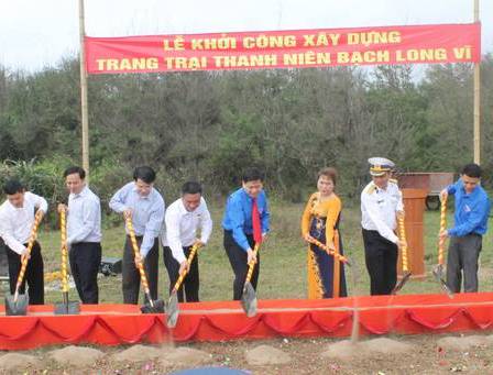 Đồng chí Nguyễn Long Hải – Bí thư Trung ương Đoàn (áo xanh) cùng các đồng chí lãnh đạo khởi công xây dựng “Trang trại thanh niên” tại huyện Bạch Long Vỹ