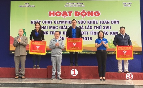 Đồng chí Nguyễn Thị Huế - Phó Bí thư Tỉnh đoàn, Phó Chủ tịch hội LHTN Việt Nam tỉnh tặng cờ lưu niệm cho các đơn vị tham dự giải