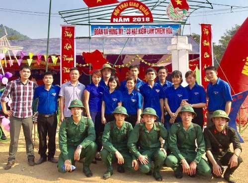 Các tân binh chụp ảnh lưu niệm cùng ĐVTN tại Hội thi trại đẹp huyện Chiêm Hóa
