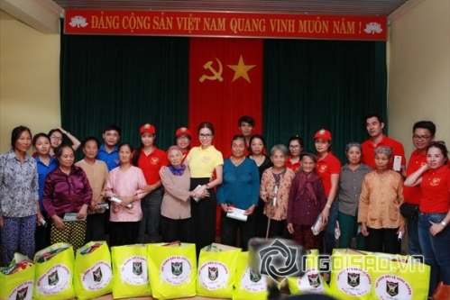 Hoa hậu phu nhân Bùi Thị Hà tặng quà cho nhân dân tại Thạch Thành
