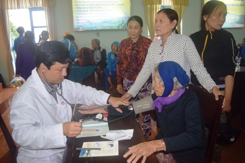 Đội ngũ bác sĩ Bệnh viện Nguyễn Tri Phương TP Hồ Chí Minh khám bệnh và tư vấn sức khỏe cho cho người dân.